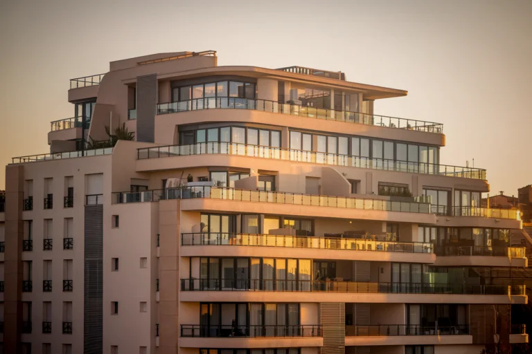 Toulon 2026 : pourquoi les maisons perdent 8% quand les appartements stagnent à +0,2%